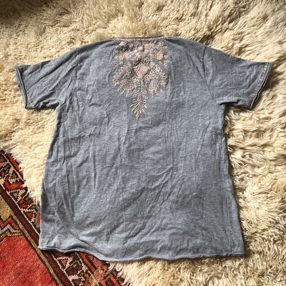 SOLD Tolani by Sundance Super Soft Embroidered Luxe Tee - Picture 3 of 6
